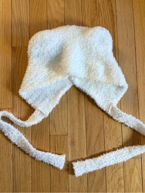 white hat with bear ears